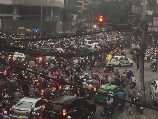 H&agrave; Nội &ugrave;n tắc kinh ho&agrave;ng giờ tan tầm, nhiều người mệt mỏi v&igrave; kh&ocirc;ng về được nh&agrave; - Ảnh 4.