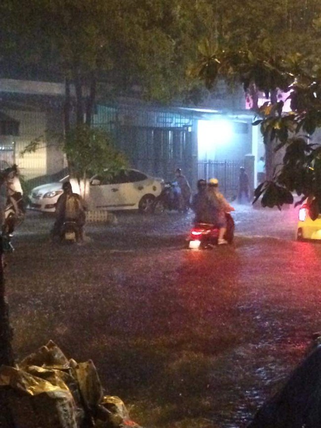 Sau trận mưa lớn kéo dài, người dân Đà Nẵng bì bõm lội nước trong đêm - Ảnh 2.