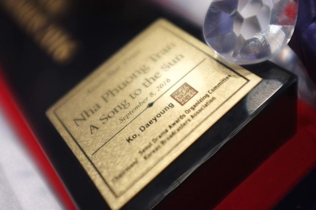 Chụp h&igrave;nh th&acirc;n thiết b&ecirc;n mỹ nam Song Joong Ki, Nh&atilde; Phương trở th&agrave;nh c&ocirc; g&aacute;i được ghen tị nhất - Ảnh 7.