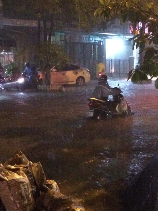 Sau trận mưa lớn kéo dài, người dân Đà Nẵng bì bõm lội nước trong đêm - Ảnh 3.