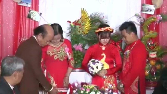 Clip: Bố mẹ tặng 300 lượng v&agrave;ng v&agrave; 50.000 USD l&agrave;m của hồi m&ocirc;n cho con g&aacute;i - Ảnh 2.