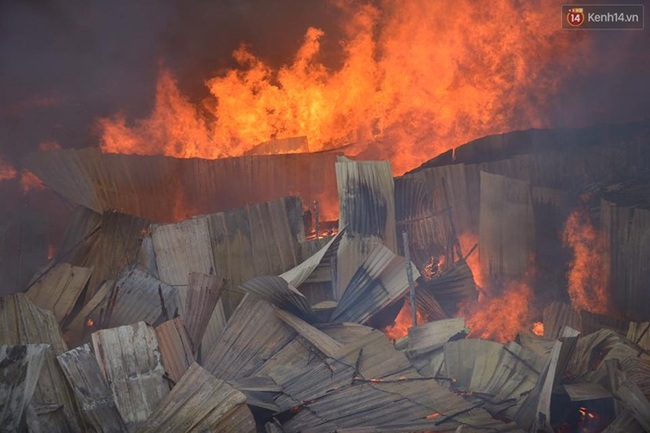 Hà Nội: Cháy lán trại của hàng trăm công nhân tại quận Hoàng Mai, lửa bùng lên dữ dội - Ảnh 2.