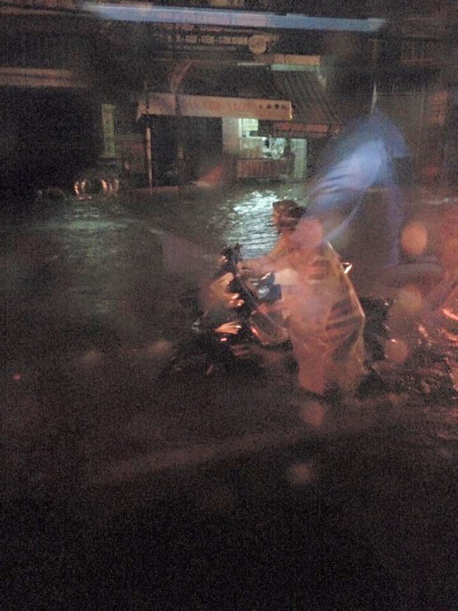 Sau trận mưa lớn kéo dài, người dân Đà Nẵng bì bõm lội nước trong đêm - Ảnh 7.