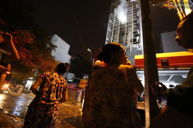 Hà Nội: Cháy lớn tại quán karaoke ở Nguyễn Khang, điều xe vòi rồng đến dập lửa - Ảnh 26.