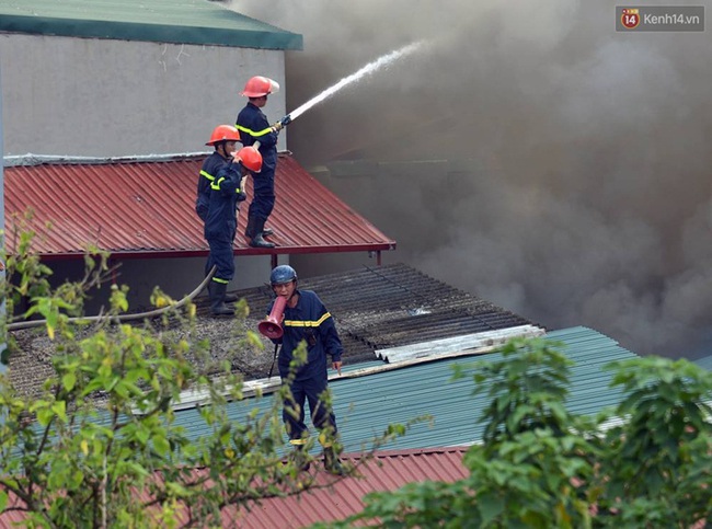 Hà Nội: Cháy lán trại của hàng trăm công nhân tại quận Hoàng Mai, lửa bùng lên dữ dội - Ảnh 12.