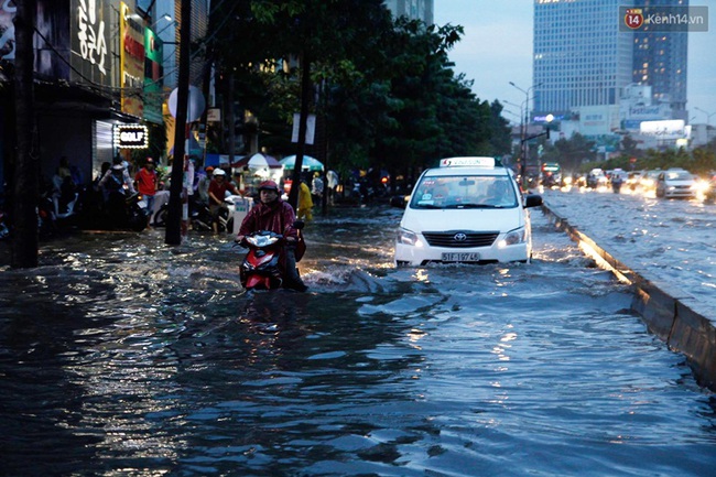 Nước ngập khắp các tuyến đường ở Sài Gòn sau cơn mưa lớn - Ảnh 2.