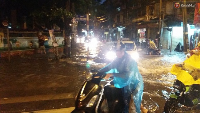 Nhiều tuyến đường ở H&agrave; Nội thất thủ sau trận mưa lớn - Ảnh 12.