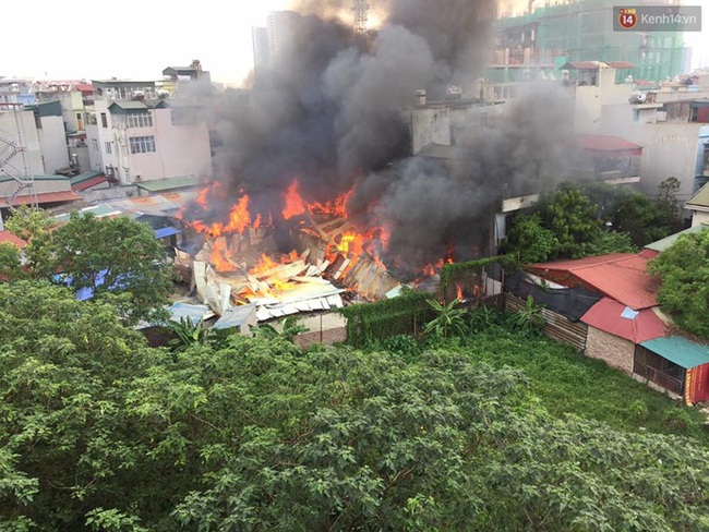 Hà Nội: Cháy lán trại của hàng trăm công nhân tại quận Hoàng Mai, lửa bùng lên dữ dội - Ảnh 3.
