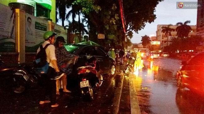 Nhiều tuyến đường ở Hà Nội thất thủ sau trận mưa lớn - Ảnh 13.