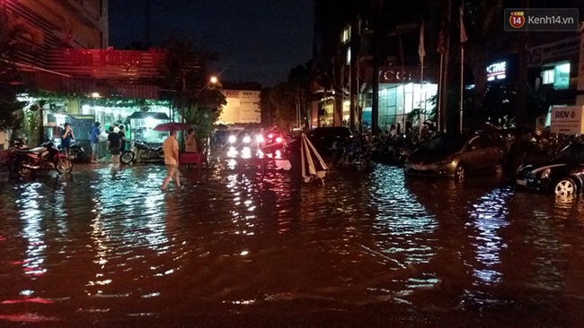 Nhiều tuyến đường ở Hà Nội thất thủ sau trận mưa lớn - Ảnh 16.