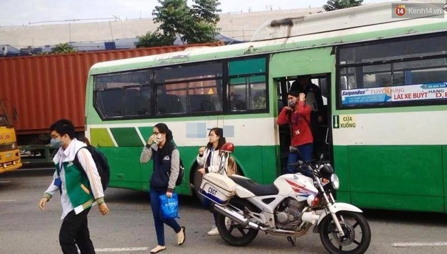 Hàng chục sinh viên hoảng loạn la hét khi xe buýt tông vào đuôi xe container ở Xa lộ Hà Nội - Ảnh 3.