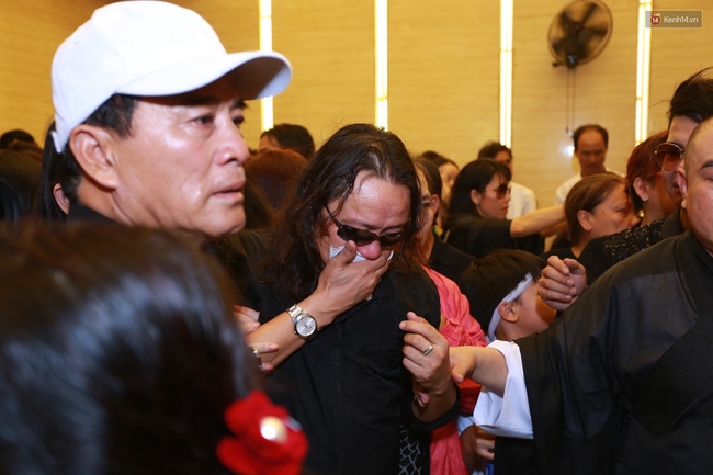 Anh em, gia đình chạm tay vào di ảnh, nói lời tạm biệt đến Minh Thuận - Ảnh 15.