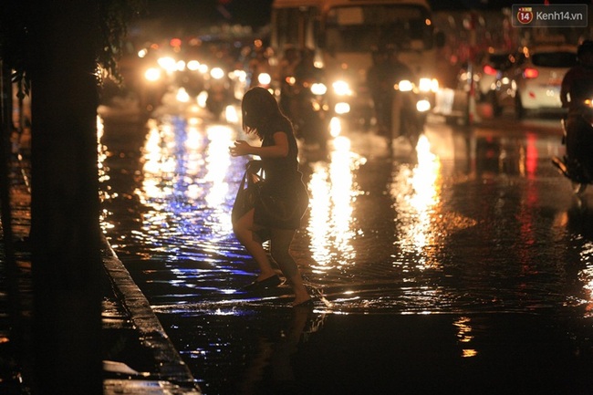Nhiều tuyến đường ở Hà Nội thất thủ sau trận mưa lớn - Ảnh 20.