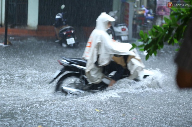 Nhiều tuyến đường ở Hà Nội thất thủ sau trận mưa lớn - Ảnh 2.