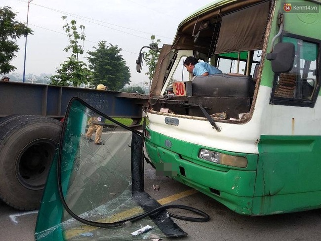 Hàng chục sinh viên hoảng loạn la hét khi xe buýt tông vào đuôi xe container ở Xa lộ Hà Nội - Ảnh 4.