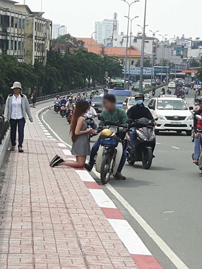 Bức ảnh cô gái quỳ gối bên cạnh chàng trai ở đường phố Sài Gòn gây xôn xao - Ảnh 2.