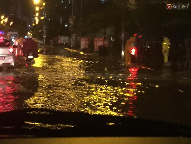 Nhiều tuyến đường ở Hà Nội thất thủ sau trận mưa lớn - Ảnh 10.