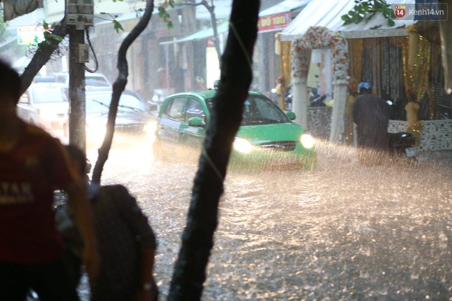 Nhiều tuyến đường ở Hà Nội thất thủ sau trận mưa lớn - Ảnh 6.