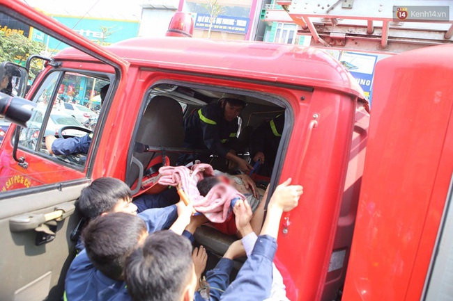 Cảnh s&aacute;t PCCC d&ugrave;ng xe cứu hỏa đưa nam thanh ni&ecirc;n gặp nạn giữa đường đi cấp cứu - Ảnh 4.