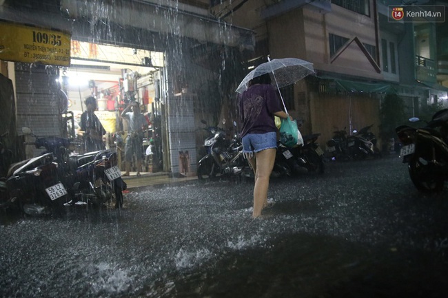 Hàng loạt tuyến đường ở Sài Gòn hỗn loạn vì ngập kinh hoàng trong mưa lớn - Ảnh 9.