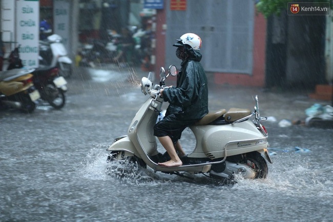 Nhiều tuyến đường ở Hà Nội thất thủ sau trận mưa lớn - Ảnh 3.