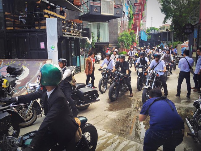 Hôm nay, dân tình siêu choáng với 500 anh em mặc suit, cưỡi motor cực bảnh đi khắp Hà Nội - Ảnh 21.