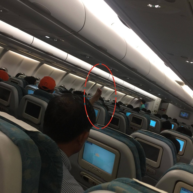 Hình ảnh phản cảm: Người đàn ông gác chân lên ghế phía trước trên chuyến bay của VNA - Ảnh 2.