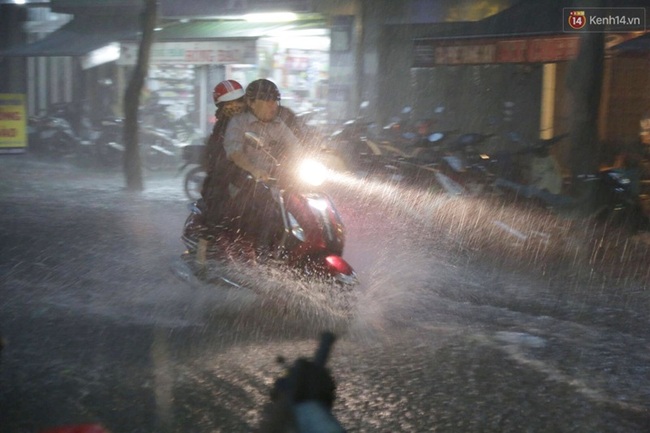 Hàng loạt tuyến đường ở Sài Gòn hỗn loạn vì ngập kinh hoàng trong mưa lớn - Ảnh 2.