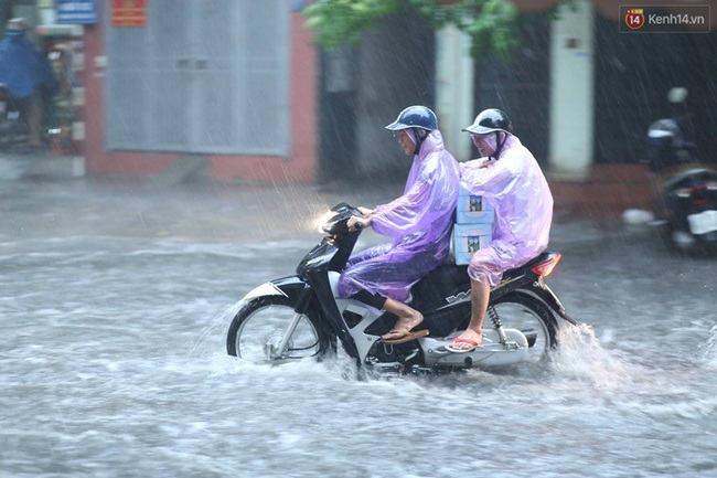 Nhiều tuyến đường ở H&agrave; Nội thất thủ sau trận mưa lớn - Ảnh 4.