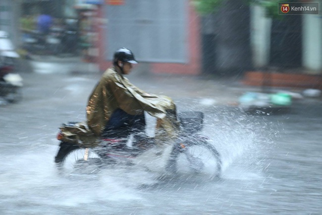 Nhiều tuyến đường ở Hà Nội thất thủ sau trận mưa lớn - Ảnh 5.