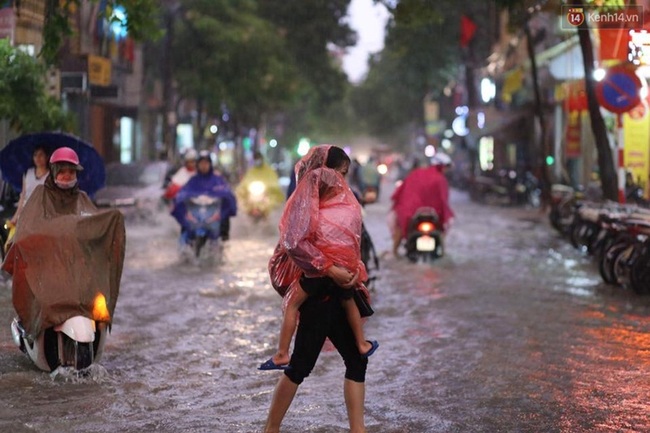 Nhiều tuyến đường ở Hà Nội thất thủ sau trận mưa lớn - Ảnh 8.