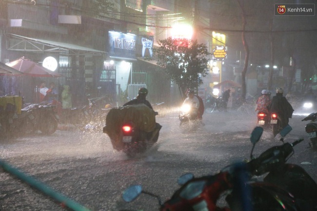 Hàng loạt tuyến đường ở Sài Gòn hỗn loạn vì ngập kinh hoàng trong mưa lớn - Ảnh 3.