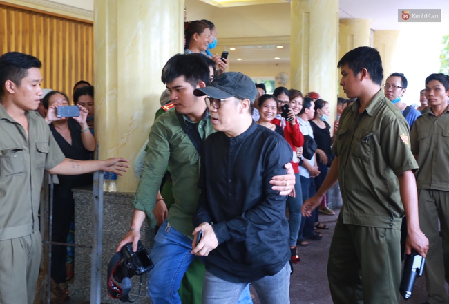 Anh em, gia đình chạm tay vào di ảnh, nói lời tạm biệt đến Minh Thuận - Ảnh 18.