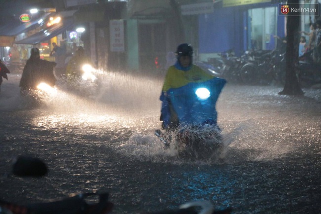 Hàng loạt tuyến đường ở Sài Gòn hỗn loạn vì ngập kinh hoàng trong mưa lớn - Ảnh 5.