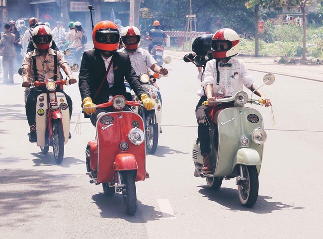 Nguyên dàn mặc chất, cưỡi vespa cổ trên phố Sài Gòn: Quá nhiều cái đẹp trong một tấm hình! - Ảnh 16.