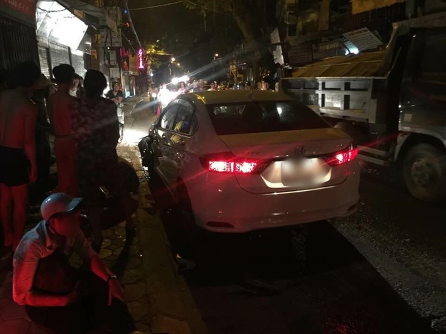 Hà Nội: Ô tô 4 chỗ đâm liên tiếp 3 xe máy trong đêm, 4 người bị thương - Ảnh 2.