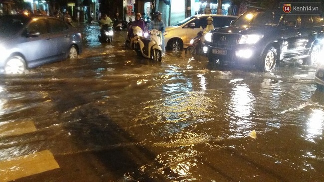 Nhiều tuyến đường ở Hà Nội thất thủ sau trận mưa lớn - Ảnh 11.