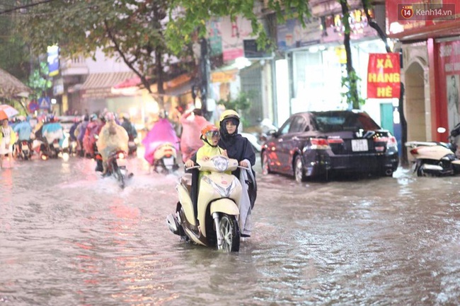 Nhiều tuyến đường ở Hà Nội thất thủ sau trận mưa lớn - Ảnh 9.