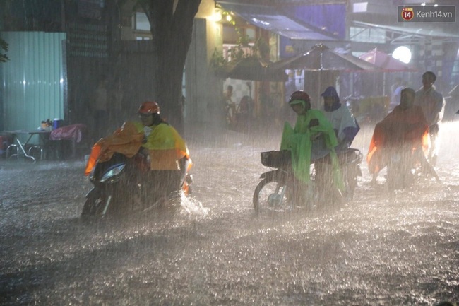 Hàng loạt tuyến đường ở Sài Gòn hỗn loạn vì ngập kinh hoàng trong mưa lớn - Ảnh 6.