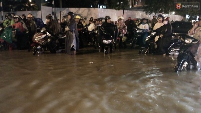 Hàng loạt tuyến đường ở Sài Gòn hỗn loạn vì ngập kinh hoàng trong mưa lớn - Ảnh 23.