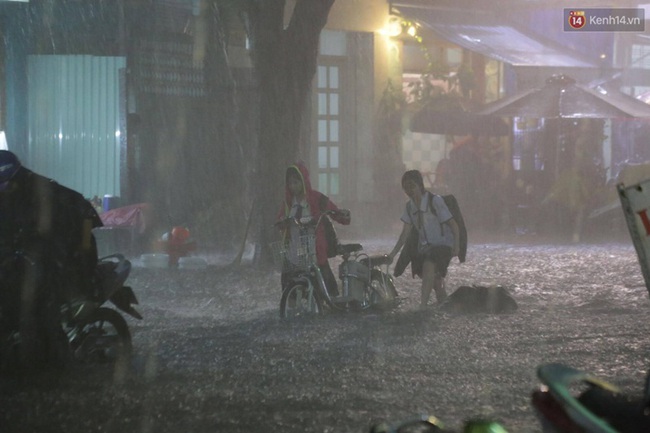Hàng loạt tuyến đường ở Sài Gòn hỗn loạn vì ngập kinh hoàng trong mưa lớn - Ảnh 10.