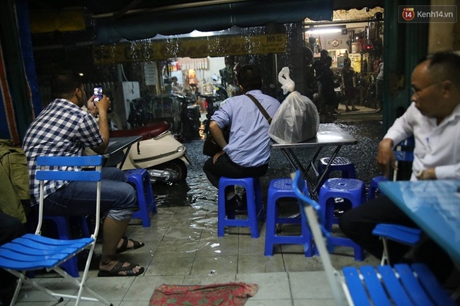 Hàng loạt tuyến đường ở Sài Gòn hỗn loạn vì ngập kinh hoàng trong mưa lớn - Ảnh 11.