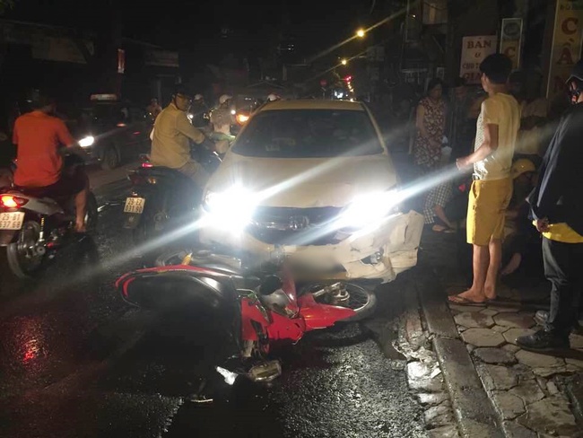 Hà Nội: Ô tô 4 chỗ đâm liên tiếp 3 xe máy trong đêm, 4 người bị thương - Ảnh 1.