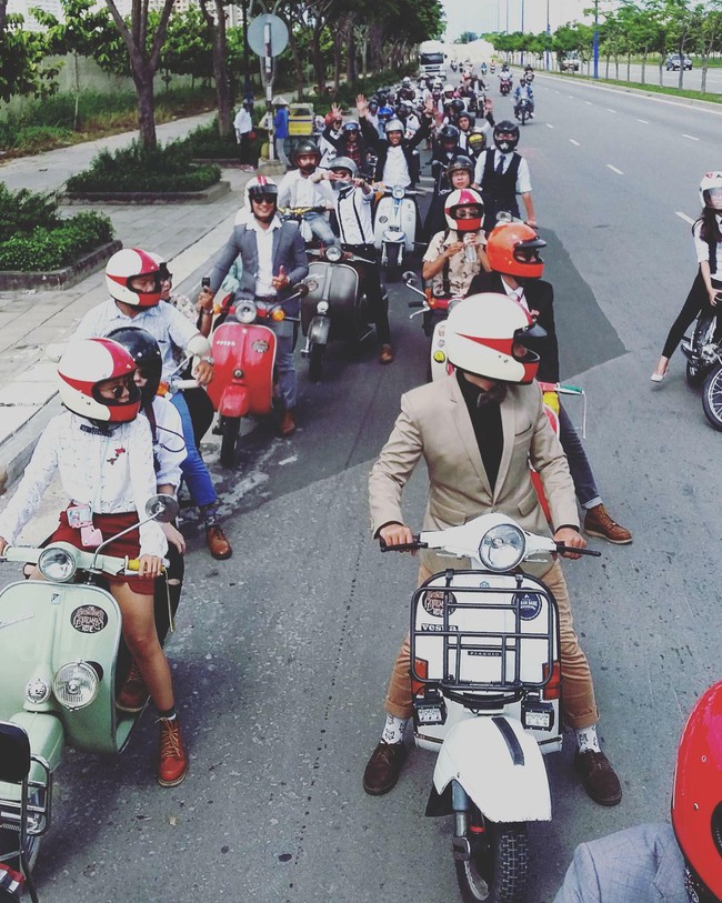 Nguyên dàn mặc chất, cưỡi vespa cổ trên phố Sài Gòn: Quá nhiều cái đẹp trong một tấm hình! - Ảnh 2.