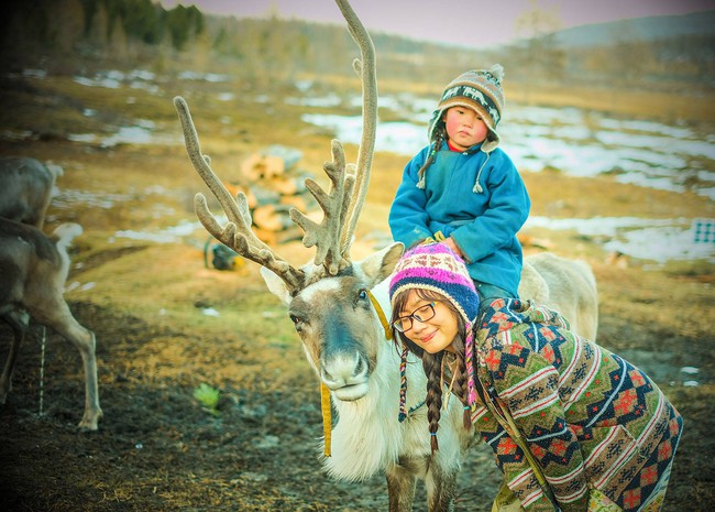 Một bộ ảnh không thể đẹp và cảm xúc hơn về chuyến hành trình tới bộ lạc tuần lộc cuối cùng ở Mông Cổ! - Ảnh 13.