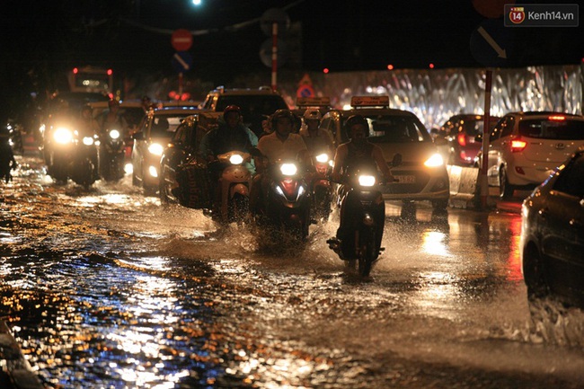 Nhiều tuyến đường ở Hà Nội thất thủ sau trận mưa lớn - Ảnh 18.