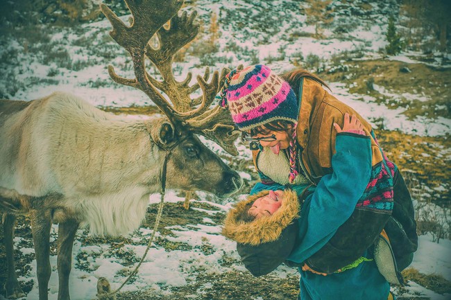 Một bộ ảnh không thể đẹp và cảm xúc hơn về chuyến hành trình tới bộ lạc tuần lộc cuối cùng ở Mông Cổ! - Ảnh 15.