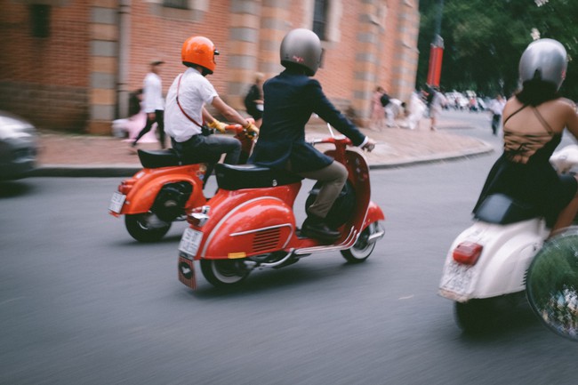 Nguyên dàn mặc chất, cưỡi vespa cổ trên phố Sài Gòn: Quá nhiều cái đẹp trong một tấm hình! - Ảnh 4.