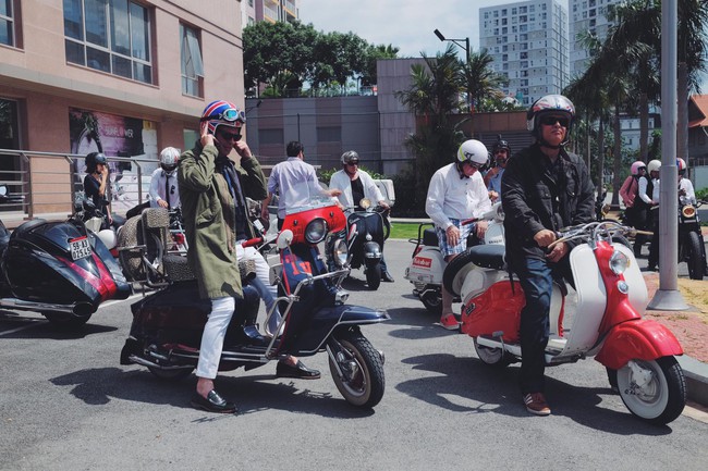 Nguyên dàn mặc chất, cưỡi vespa cổ trên phố Sài Gòn: Quá nhiều cái đẹp trong một tấm hình! - Ảnh 22.