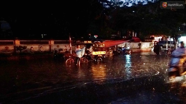 Nhiều tuyến đường ở Hà Nội thất thủ sau trận mưa lớn - Ảnh 15.